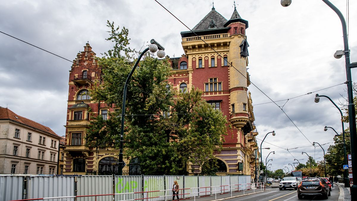 Projekt luxusního hotelu padl, palác s Trnkovým ateliérem se prodává